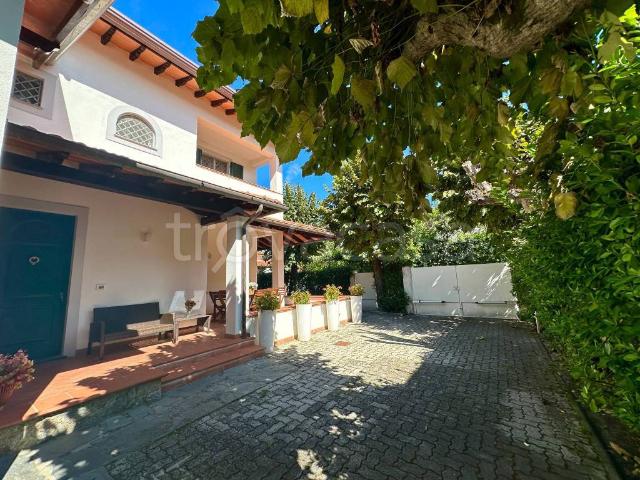 Villa in affitto a Forte dei Marmi via Claudio Rosseti e Stefano Bandini, arredato, giardino privato, terrazzo TrovaCasa