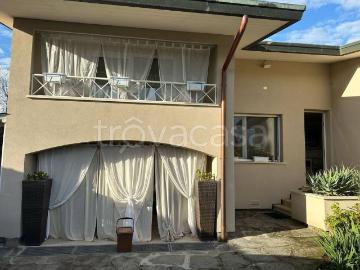 Villa in affitto a Forte dei Marmi via Cristoforo Colombo, arredato, giardino privato, terrazzo TrovaCasa