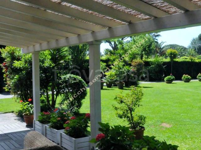 Villa in affitto a Forte dei Marmi via Dalmazia, arredato, giardino privato, posto auto TrovaCasa