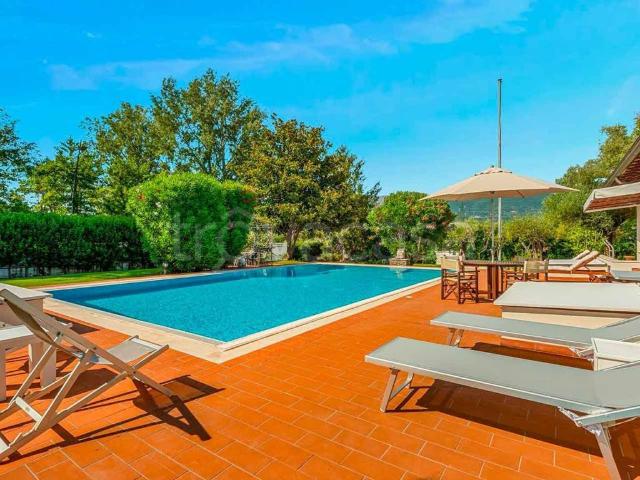 Villa in affitto a Forte dei Marmi via degli Olmi, 204, arredato, giardino privato, terrazzo TrovaCasa