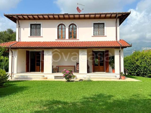 Villa in affitto a Forte dei Marmi via degli Olmi, 222, arredato, giardino privato, aria condizionata TrovaCasa