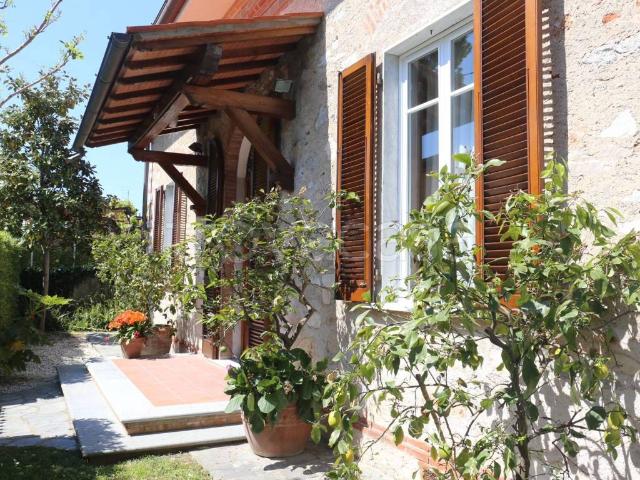 Villa in affitto a Forte dei Marmi via dei Mille, arredato, giardino privato, posto auto TrovaCasa