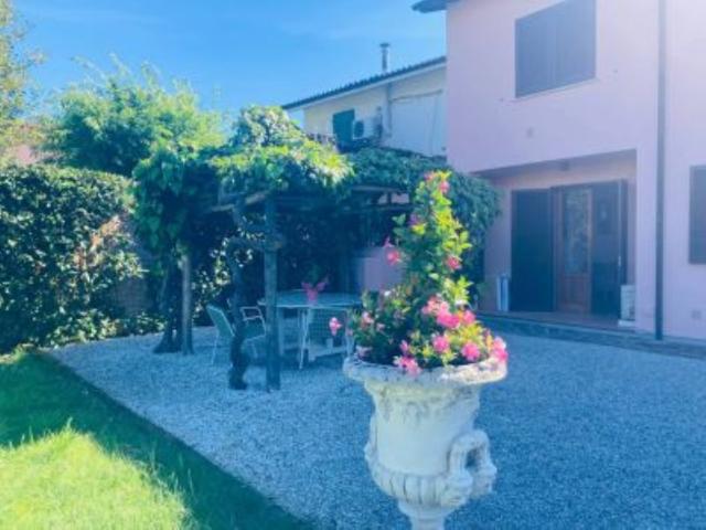 Villa in affitto a Forte dei Marmi via della Barbiera, 89, giardino privato, turistica, aria condizionata TrovaCasa