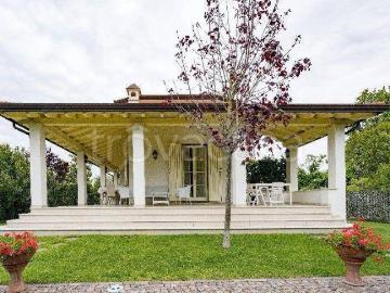 Villa in affitto a Forte dei Marmi via Fratelli Barberi, 1, arredato, giardino privato, posto auto TrovaCasa