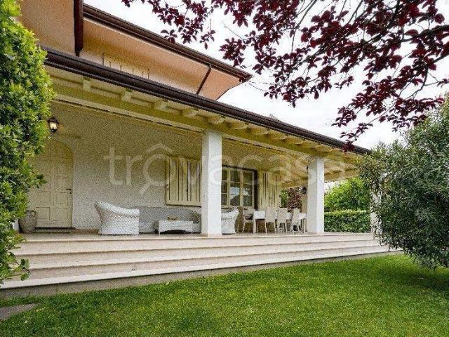 Villa in affitto a Forte dei Marmi via Fratelli Barberi, 1, arredato, giardino privato, posto auto TrovaCasa