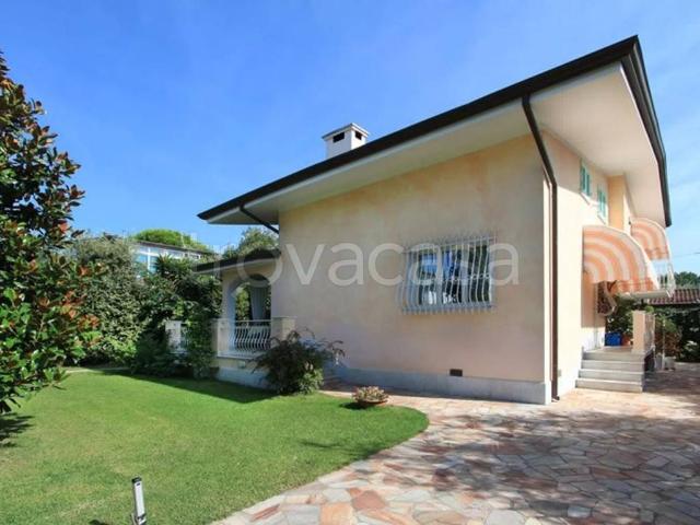 Villa in affitto a Forte dei Marmi via Fratelli Barberi, 64 a, centrale, aria condizionata, veranda TrovaCasa