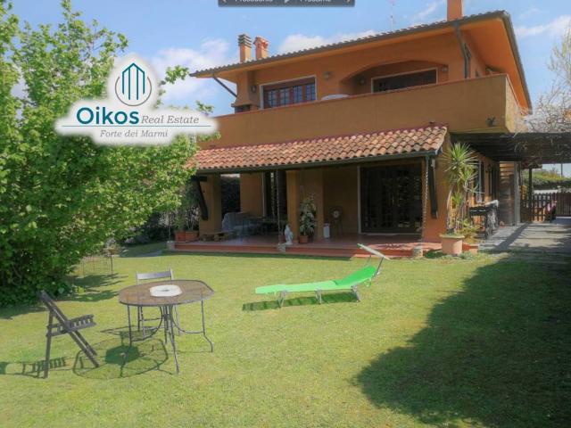 Villa in affitto a Forte dei Marmi via Fratelli Cervi, arredato, giardino privato, posto auto TrovaCasa