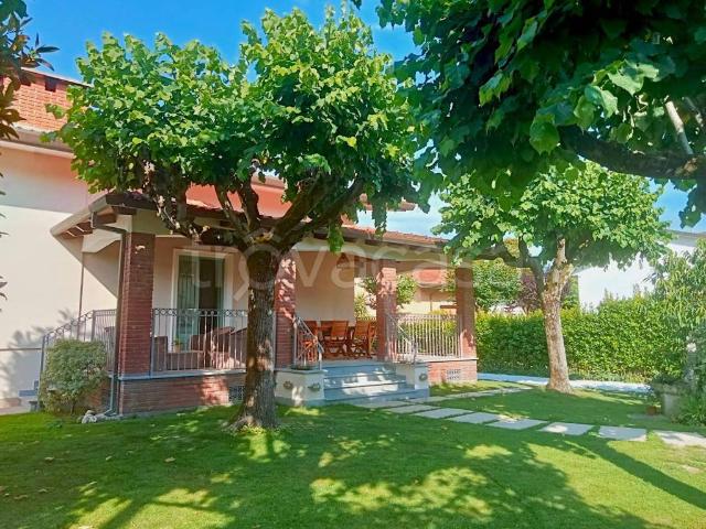Villa in affitto a Forte dei Marmi via Francesco Carrara, 1, arredato, giardino privato, posto auto TrovaCasa