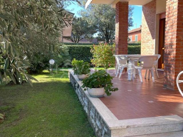 Villa in affitto a Forte dei Marmi via Francesco Carrara, arredato, giardino privato, box TrovaCasa