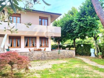 Villa in affitto a Forte dei Marmi via Francesco Carrara, arredato, giardino privato, posto auto TrovaCasa