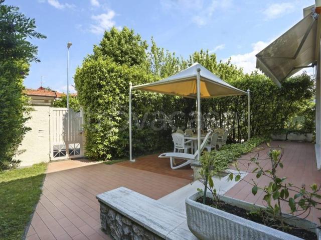 Villa in affitto a Forte dei Marmi via Francesco Carrara, arredato, giardino privato, posto auto TrovaCasa