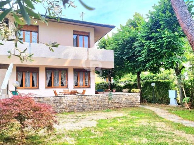 Villa in affitto a Forte dei Marmi via Francesco Carrara, arredato, giardino privato, posto auto TrovaCasa