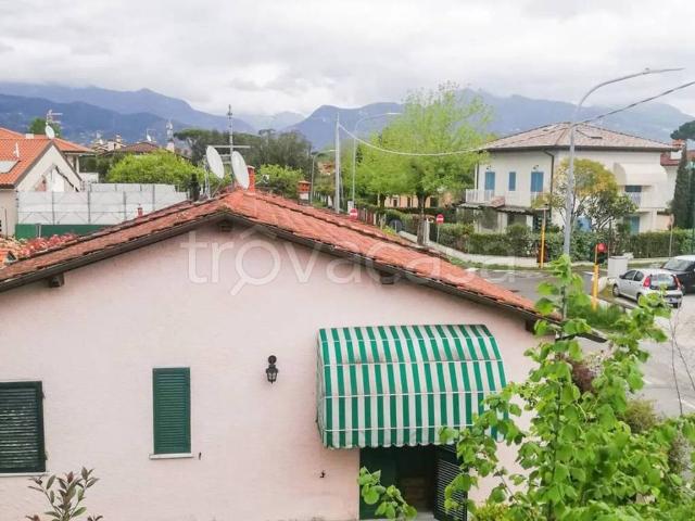 Villa in affitto a Forte dei Marmi via g. Viner, 35, giardino, posto auto, centrale TrovaCasa