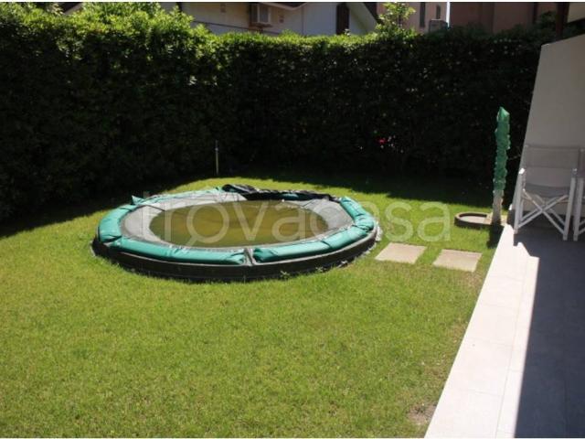 Villa in affitto a Forte dei Marmi via Giuseppe Mazzini, arredato, giardino privato, posto auto TrovaCasa