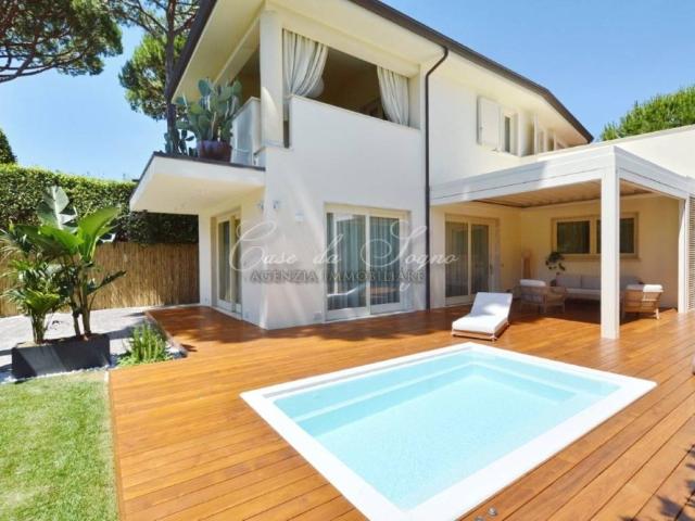 Villa in affitto a Forte dei Marmi via Giuseppe Mazzini, 178B, giardino privato, posto auto, terrazzo TrovaCasa