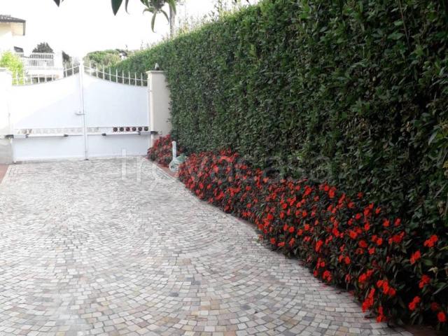 Villa in affitto a Forte dei Marmi via l. Ariosto, 2, arredato, giardino privato, terrazzo TrovaCasa
