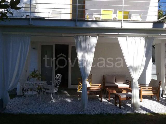 Villa in affitto a Forte dei Marmi via l.Quartieri, 10, giardino, terrazzo, centrale TrovaCasa
