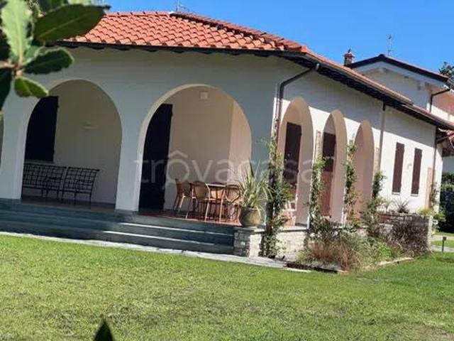 Villa in affitto a Forte dei Marmi via l. Raffaelli, giardino, veranda TrovaCasa