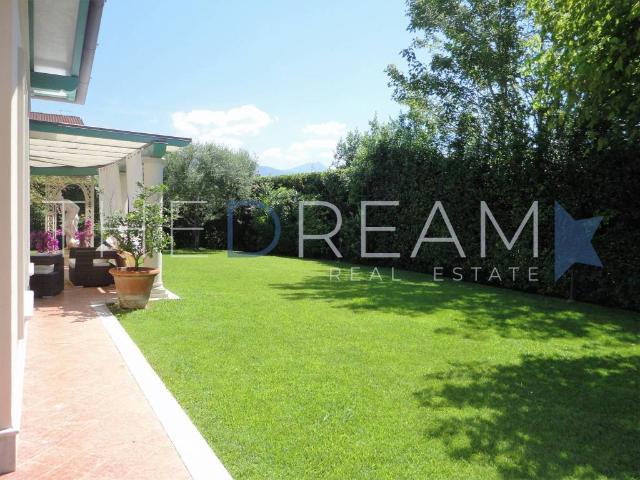 Villa in affitto a Forte dei Marmi via Leo Spitzer, 2, arredato, giardino privato, centrale TrovaCasa