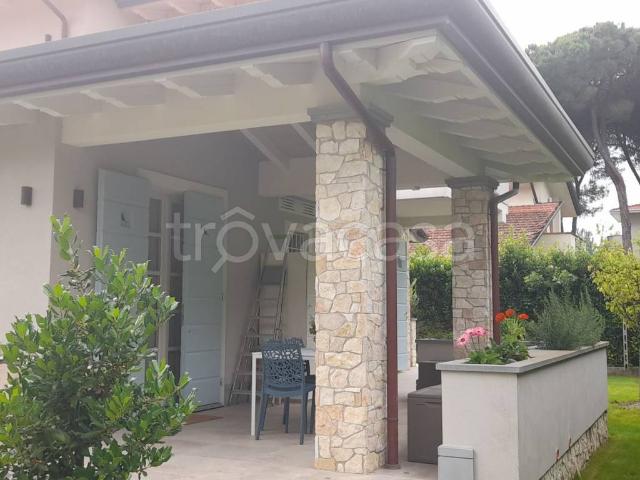 Villa in affitto a Forte dei Marmi via Lorenzo Giglioli, arredato, giardino privato, terrazzo TrovaCasa