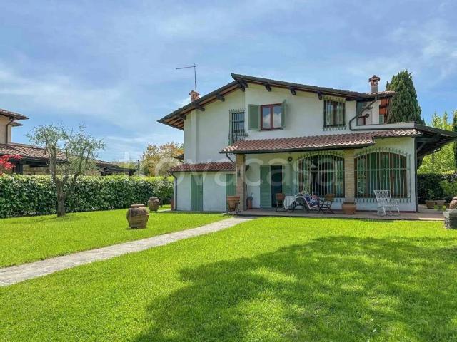 Villa in affitto a Forte dei Marmi via Lorenzo Giglioli, 10, giardino, posto auto, box TrovaCasa
