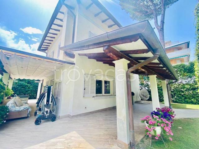Villa in affitto a Forte dei Marmi via Lorenzo Viani, arredato, giardino privato, posto auto TrovaCasa
