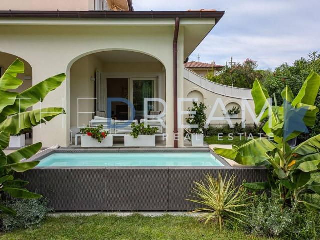 Villa in affitto a Forte dei Marmi via Maria Melato, 31, arredato, giardino privato, terrazzo TrovaCasa