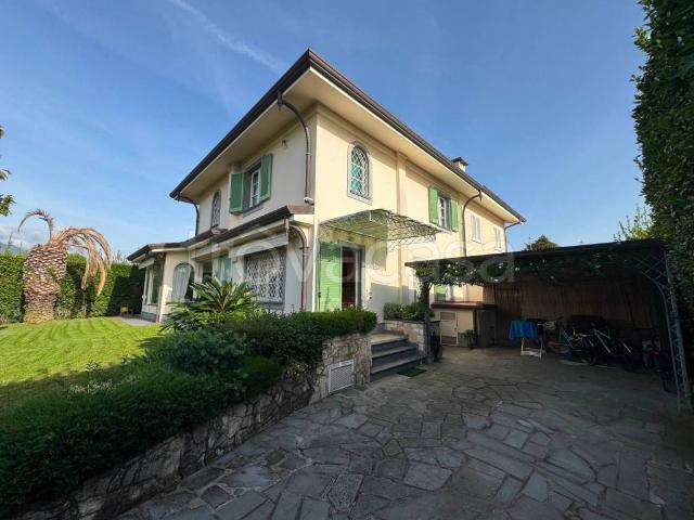 Villa in affitto a Forte dei Marmi via Michelangelo Buonarroti, 60, arredato, giardino privato, posto auto TrovaCasa