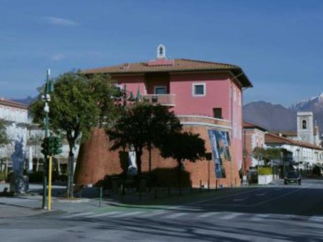 Villa in affitto a Forte dei Marmi via Padre Ignazio da Carrara, arredato, giardino privato, terrazzo TrovaCasa