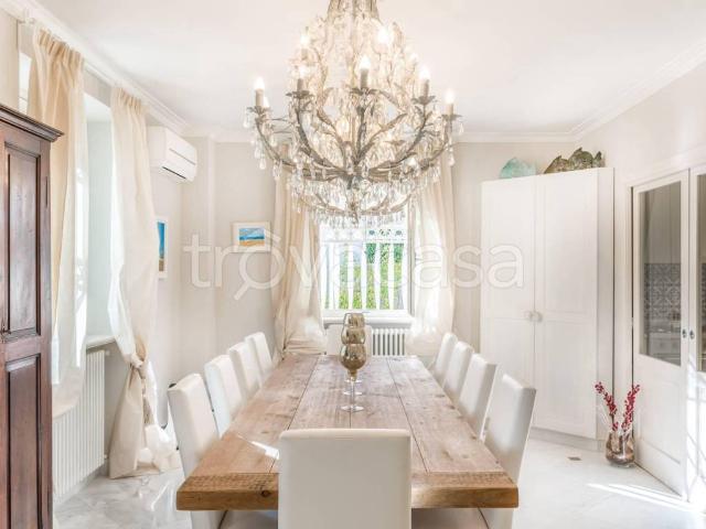 Villa in affitto a Forte dei Marmi via Piave, 72, arredato, giardino privato, posto auto TrovaCasa