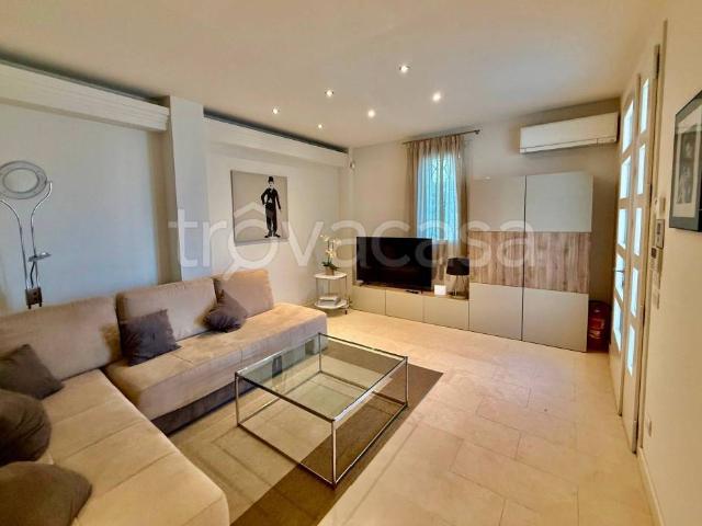 Villa in affitto a Forte dei Marmi via Piave, arredato, giardino privato, terrazzo TrovaCasa