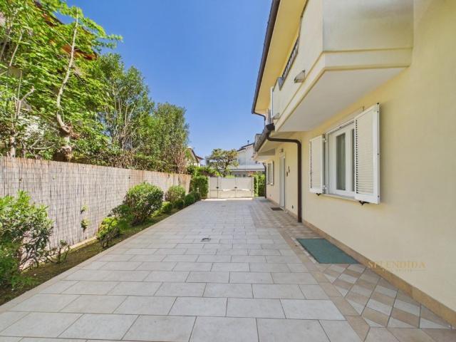 Villa in affitto a Forte dei Marmi via Risorgimento, arredato, giardino privato, posto auto TrovaCasa