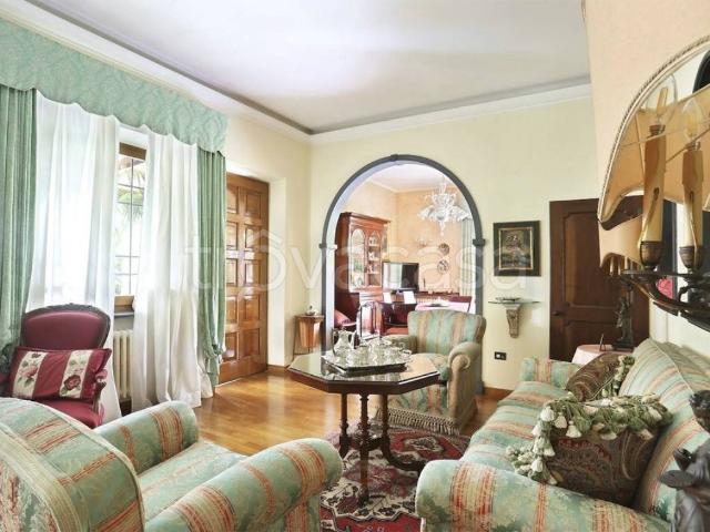 Villa in affitto a Forte dei Marmi via Scassi Carli, arredato, giardino privato, terrazzo TrovaCasa