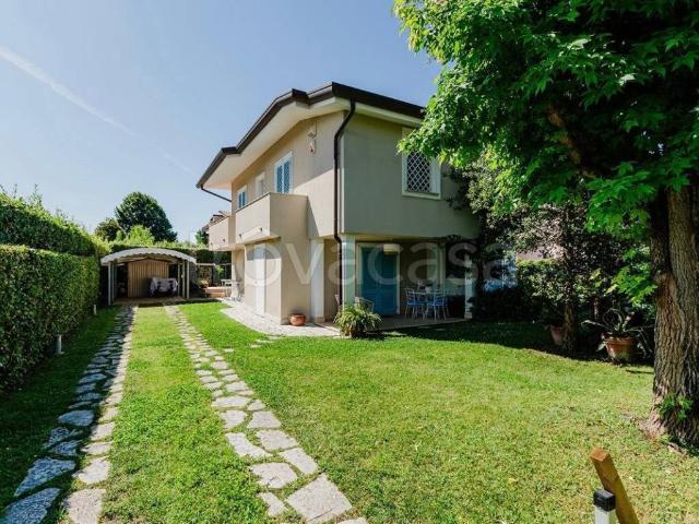 Villa in affitto a Forte dei Marmi via Scassi Carli, arredato, giardino privato, terrazzo TrovaCasa