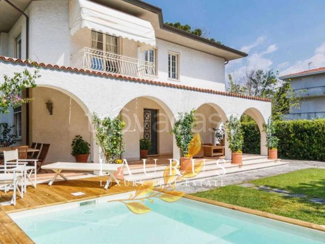 Villa in affitto a Forte dei Marmi via Sant'Elme, 93, arredato, giardino privato, terrazzo TrovaCasa