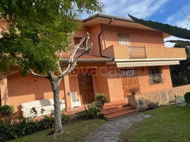 Villa in affitto a Forte dei Marmi via Sant'Ermete, giardino, terrazzo, aria condizionata TrovaCasa