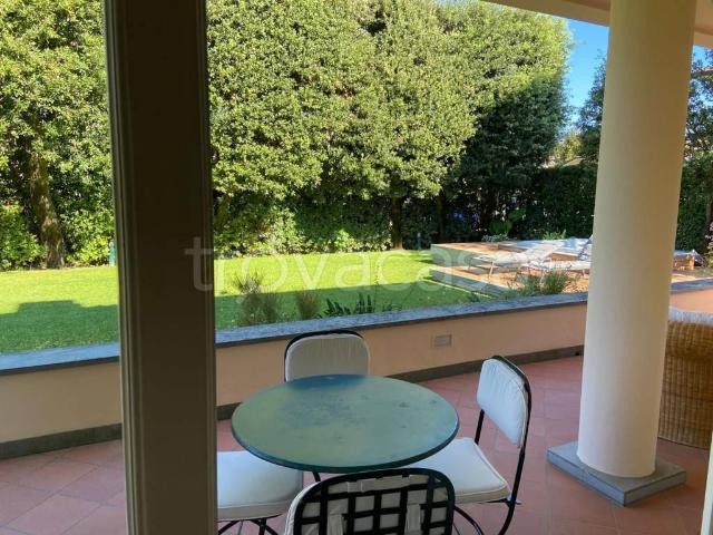 Villa in affitto a Forte dei Marmi via San Camillo, arredato, giardino privato, terrazzo TrovaCasa