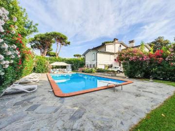 Villa in affitto a Forte dei Marmi via San Francesco d'Assisi, 14, box, terrazzo, caminetto TrovaCasa