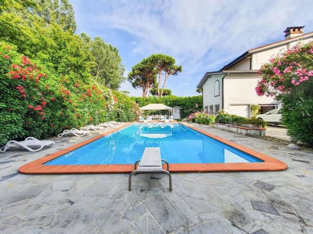 Villa in affitto a Forte dei Marmi via San Francesco d'Assisi, 14, box, terrazzo, caminetto TrovaCasa