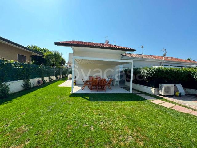 Villa in affitto a Forte dei Marmi via Salvador Allende, 52, arredato, giardino privato, terrazzo TrovaCasa
