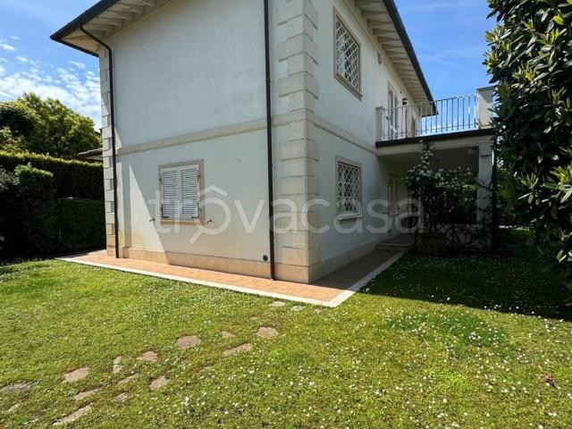 Villa in affitto a Forte dei Marmi via Salvador Allende, 79, arredato, giardino privato, terrazzo TrovaCasa