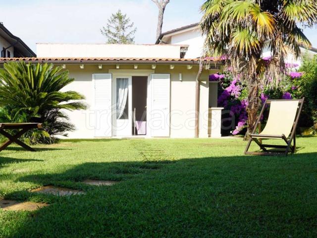 Villa in affitto a Forte dei Marmi viale apua, arredato, giardino privato, terrazzo TrovaCasa