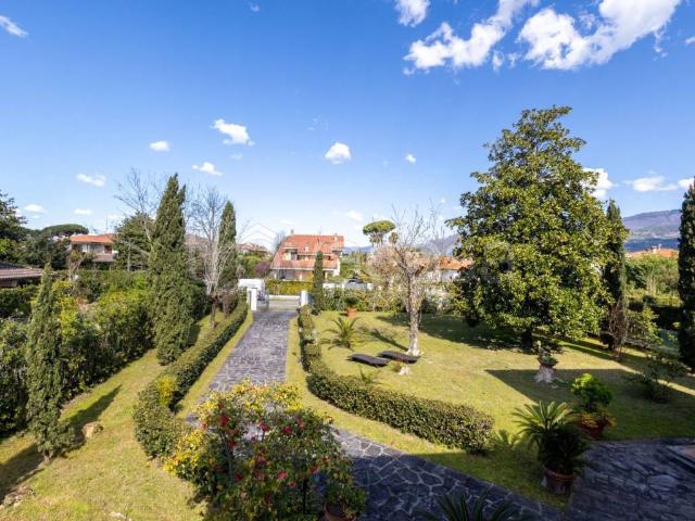 Villa in affitto a Forte dei Marmi viale Versilia, arredato, giardino privato, box TrovaCasa