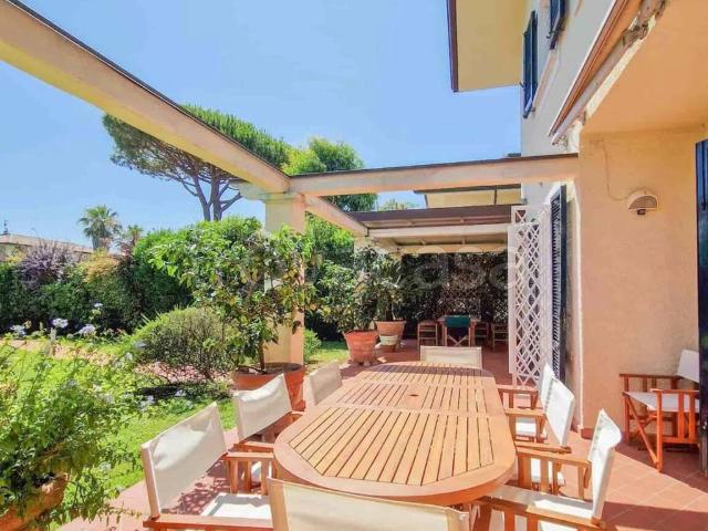 Villa in affitto a Forte dei Marmi viale Versilia, 187, giardino, posto auto, terrazzo TrovaCasa