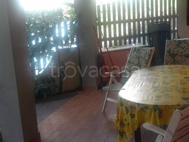 Villa in affitto a Fiumicino via Tortoreto, arredato, giardino privato, caminetto TrovaCasa