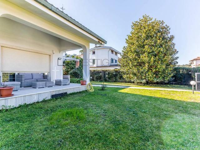 Villa in affitto a Fiumicino via Marina di Gairo, arredato, giardino privato, posto auto TrovaCasa
