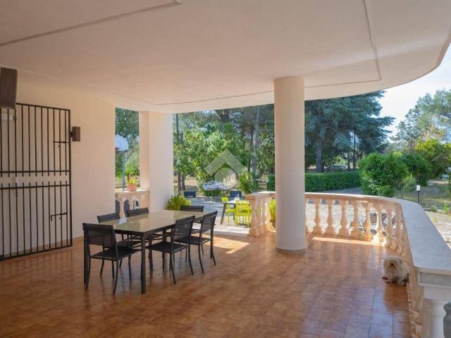Villa in affitto a Francavilla Fontana contrada feudo, arredato, giardino privato, terrazzo TrovaCasa