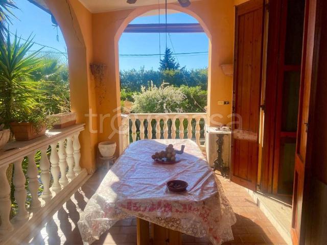 Villa in affitto a Latina strada Riserva della Caduta, 495, arredato, giardino privato, terrazzo TrovaCasa