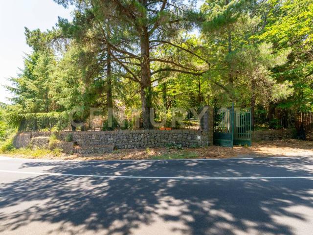 Villa in affitto a Linguaglossa strada Regionale Mareneve, snc, non arredato/vuoto, box, caminetto TrovaCasa
