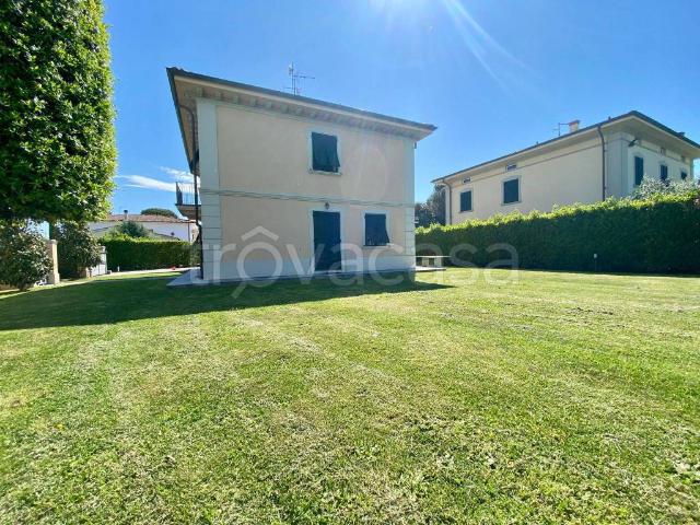 Villa in affitto a Lucca via del Tanaro, 1159, giardino privato, posto auto, box TrovaCasa